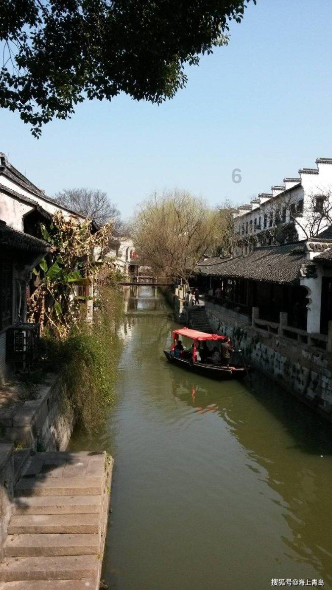 驴友无防护擅闯未完工悬崖栈道，脚下是万丈深渊：地面还是镂空的